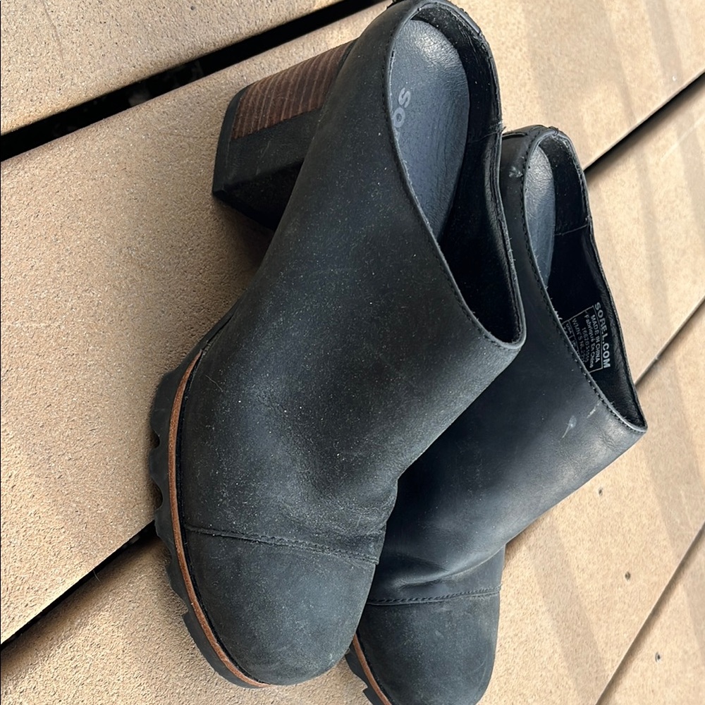 Sorel Black Mules Versatile and Minimalist Design